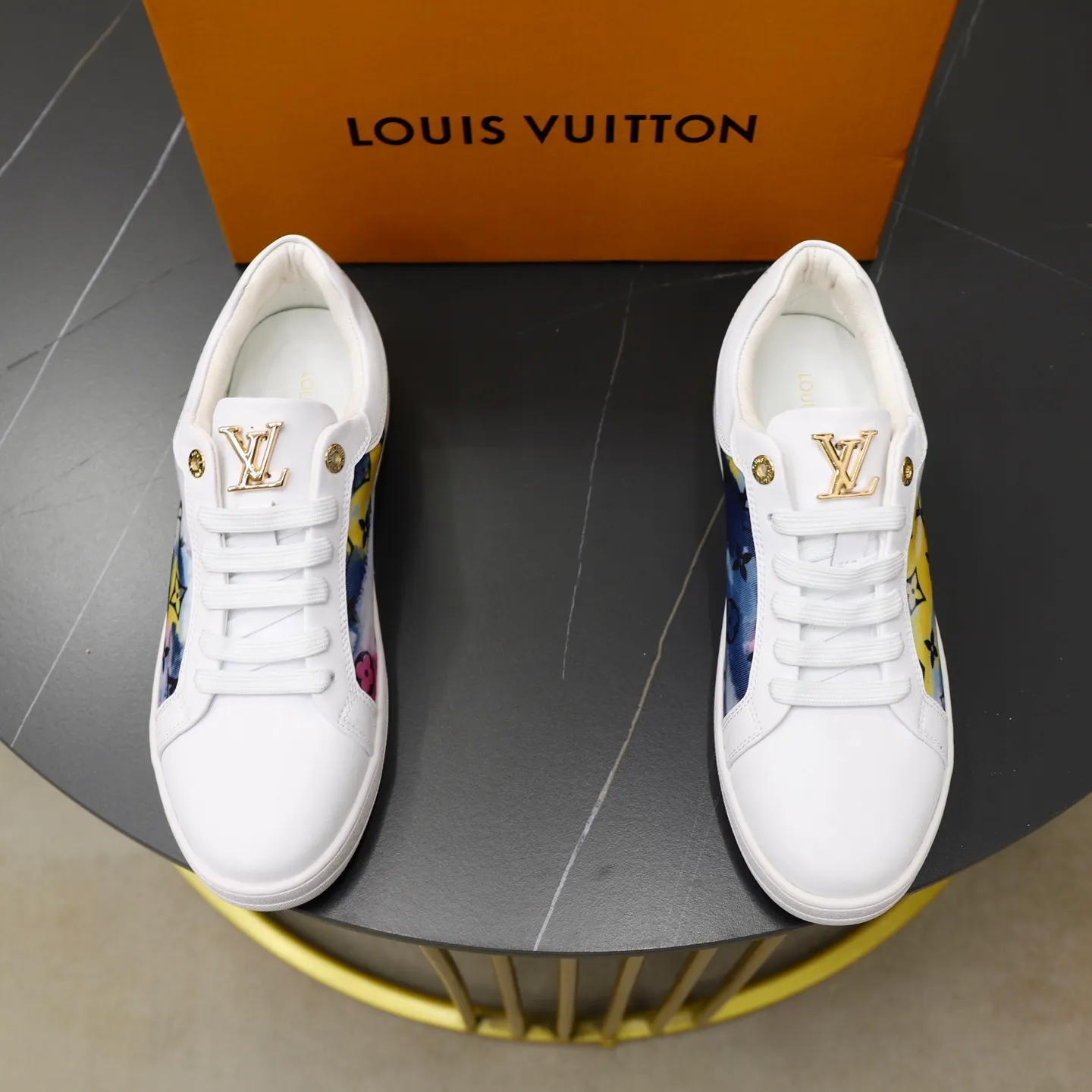 Ex-factory price: 400💰🙅‍♂️🙅‍♂️🙅‍♂️ Brand: LV Louis Vuitton Standard code: 38-44 (45 customized) Grade: Same as the official website Material: Original material splicing Comfortable and breathable lining Lightweight and wear-resistant sports outsole Style category: Men's fashionable casual shoes Running sneakers Distinguished luxury brand elements Top luxury Color: actual picture color